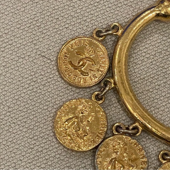 ❤️CHANEL❤️Vintage Medallion Cuff - Picture 11 of 16